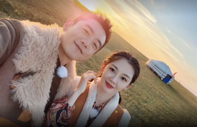 午后咖啡館的秘密：從演員鄭凱老婆照片看明星家庭的日常縮影