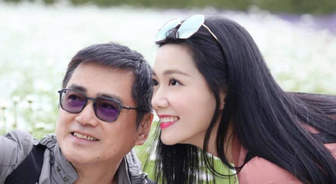 時空回眸：咖啡館里關于湯鎮宗老婆的照片和資料的奇遇對話