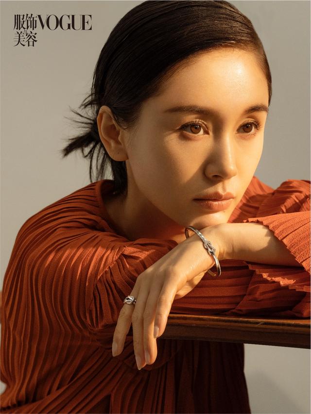 咖啡館里的熒幕人生：細(xì)品王子文簡歷個人簡介的獨特魅力
