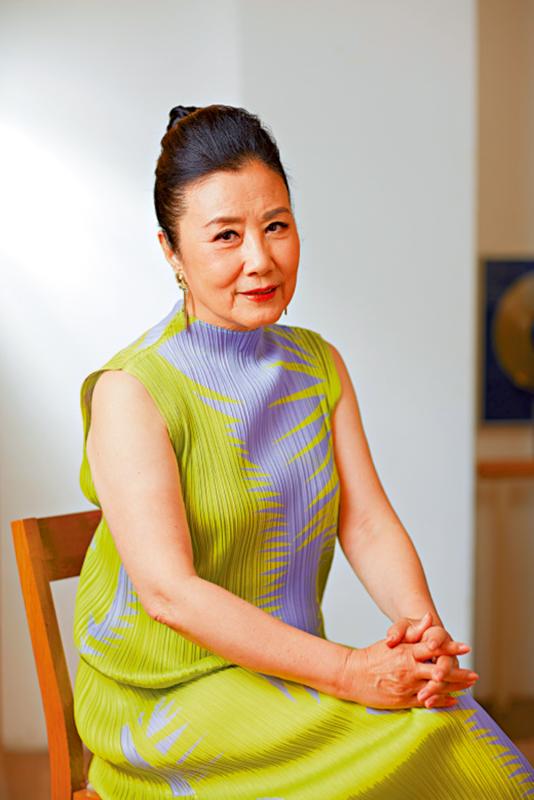 汪明荃簡介：多元視角下的藝術軌跡與社會貢獻特寫