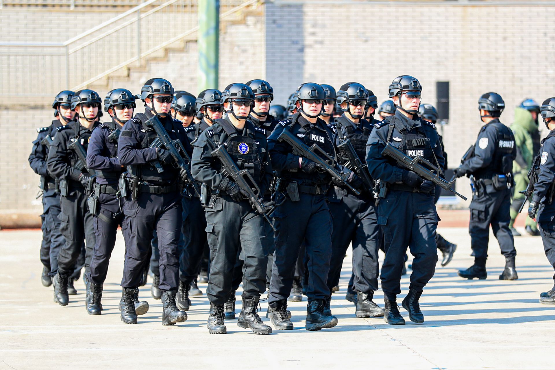 迷霧邊境的對話：中國人民武裝警察部隊特種警察學院是本科嗎？一位老兵的深情解答