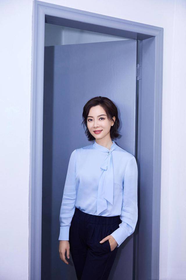 時光深處的優雅回響：一場關于陳數吊帶裙的時尚對話