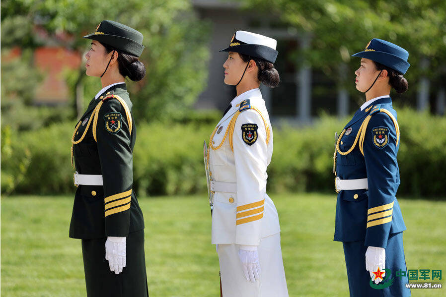 穿越光影:青年學(xué)子對(duì)話解放軍三軍儀仗隊(duì)女兵表演的榮光與堅(jiān)韌